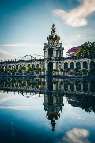Zwinger Dresden, overdag weerspiegeling in het water