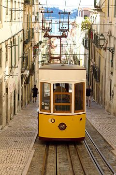 Treintje in de stad Lissabon, Portugal van Mark Diederik