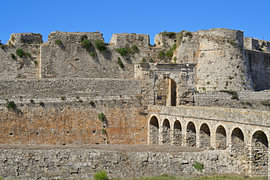 Pont en arc et porte d'entrée du château de Methoni, en Grèce sur Tomherkules