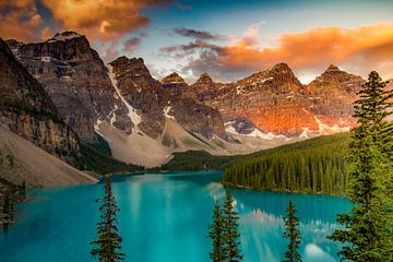 Lac de la moraine au lever du soleil