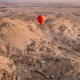 Rode Luchtballon zonsopkomst Tempels Luxor, Egypte van Hannah Hoek