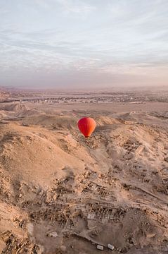 Roter Heißluftballon Sonnenaufgang Tempel Luxor, Ägypten