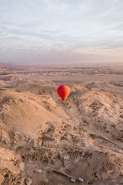 Roter Heißluftballon Sonnenaufgang Tempel Luxor, Ägypten von Hannah Hoek