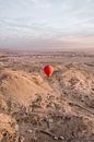 Roter Heißluftballon Sonnenaufgang Tempel Luxor, Ägypten von Hannah Hoek Miniaturansicht