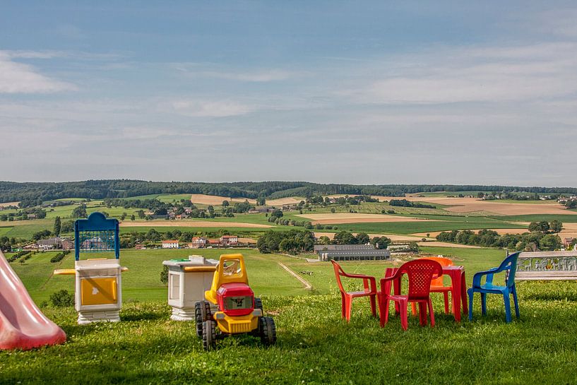 Kinderspeelhoek  met uitzicht op Zuid - Limburg van John Kreukniet