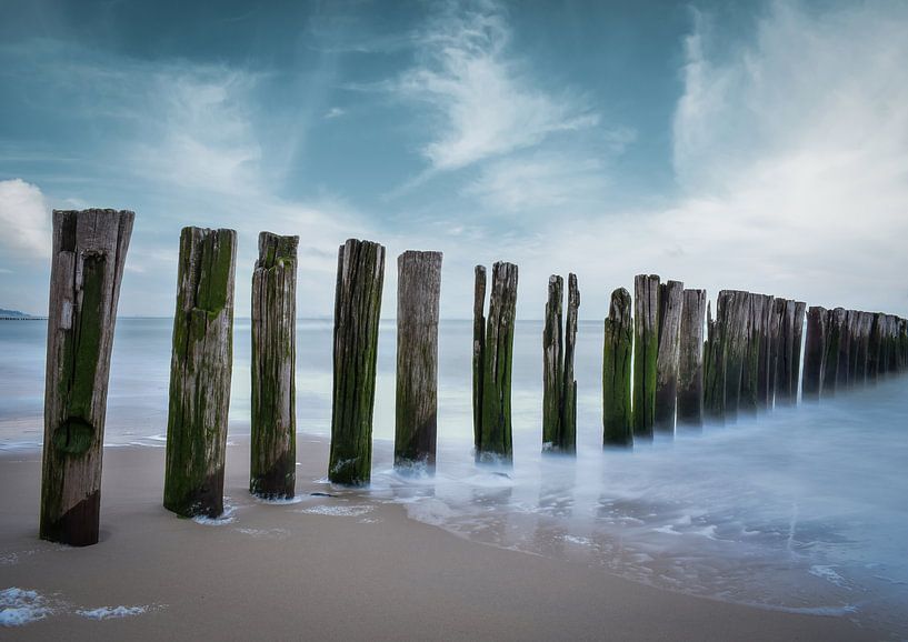 Poteaux dans la mer Plage de Zoutelande Zeeland par Marjolein van Middelkoop