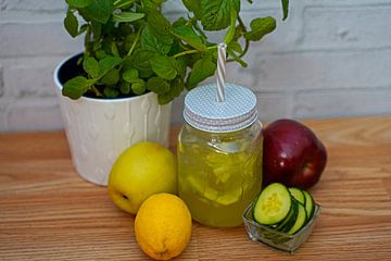 Gurken-Apfel-Holunder-Limonade im Glas.
