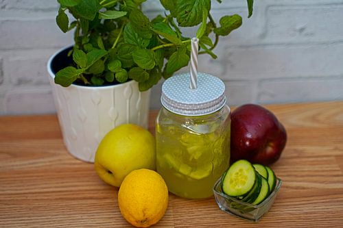 Komkommer-appel-aardbei limonade in een glas.