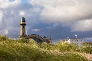 Leuchtturm und Teepott in Warnemünde von Werner Dieterich