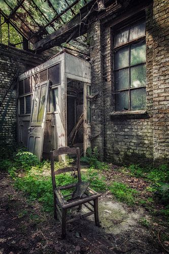 Een oude stoel in een Industriële omgeving
