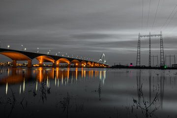 Brücke über den Fluss Waal, De Oversteek in Nijmegen