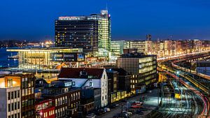 Zicht richting Ruijterkade, Amsterdam met Muziekgebouw aan het IJ van Renzo Gerritsen