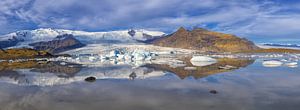 Panorama des Gletschersees Fjallsárlón mit im See schwimmenden Eisschollen.
