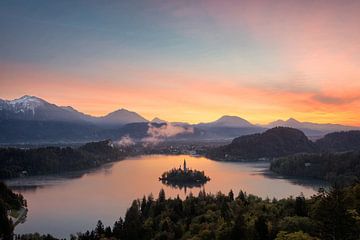 Zonsopkomst over het Meer van Bled in Slovenië