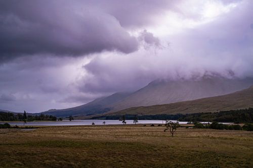 Dreigende lucht boven de Schotse Hooglanden