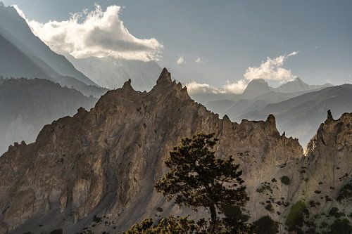 Rugged rocks Nepal Sunset sur Tessa Louwerens