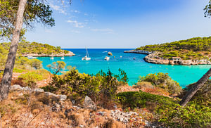 Bucht mit Booten an der Cala Mondrago auf Mallorca, Balearische Inseln