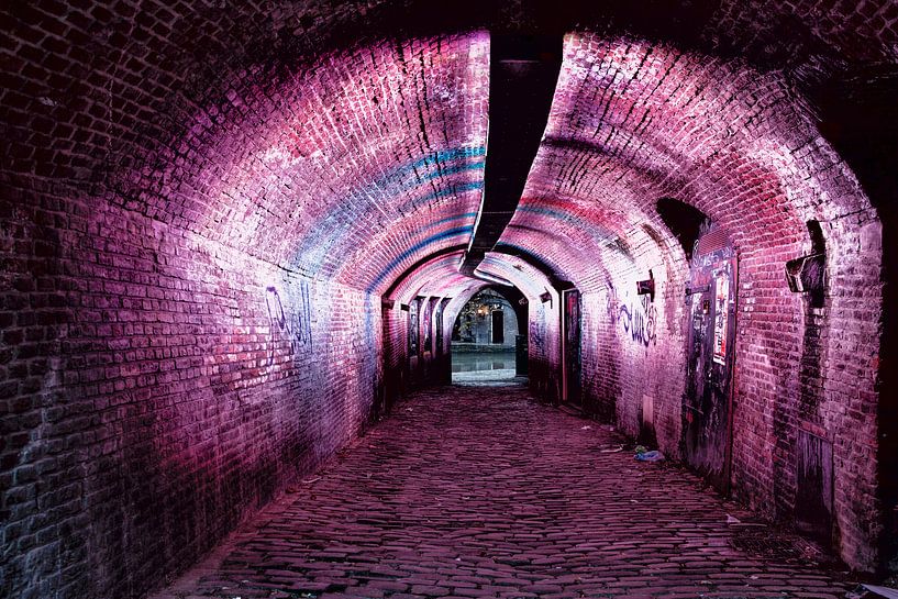 Roze  tunnel Oude gracht Utrecht van Ramona Stravers