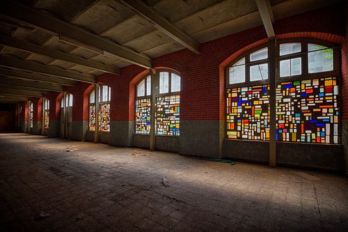 Urbex: Glas in lood ramen in een verlaten kristalfabriek