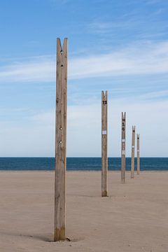 Hölzerne Pfähle am Strand von Valencia von Sander Groenendijk