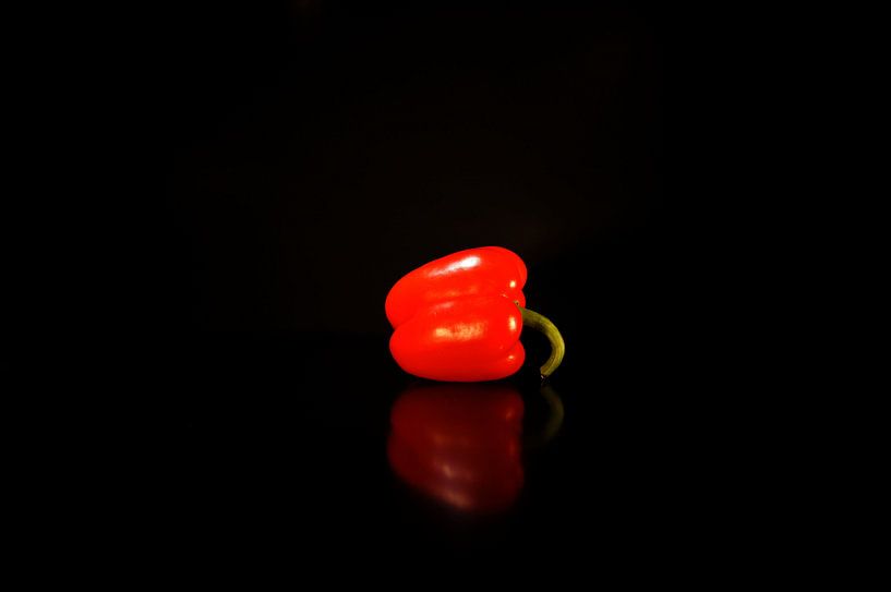 Paprika rood met spiegeling in zwarte tafel - deel 1 van set van 2 van Marion Hesseling