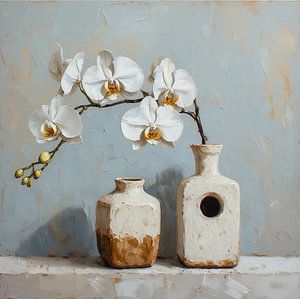 Eine Orchidee im Retro-Stil in einer quadratischen weißen Vase.