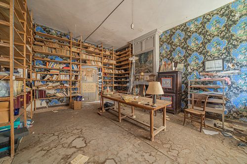 Büro in einem verlassenen Schloss - urbex von Martijn Vereijken