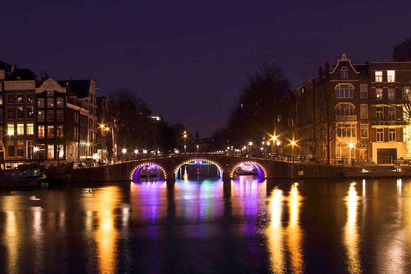 Stadsgezicht in Amsterdam Nederland bij nacht von Eye on You