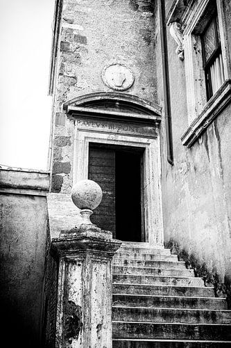 Oude deur en trap van het Engelenburcht - Castel Sant'Angelo, Rome, Italië - Architectuur