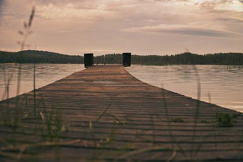 Steg der in einen schwedischen See reicht