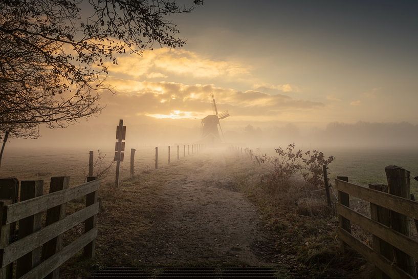 Mühle Die Schwalbe bei Oudemolen im mystischen Morgennebel von KB Design & Photography (Karen Brouwer)