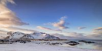 Uitzicht op het eiland Gimsøya in de Lofoten in Noord-Noorwegen tijdens de winter van Sjoerd van der Wal Fotografie thumbnail