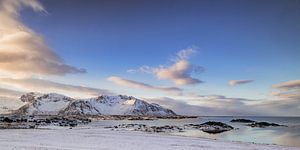 Blick auf die Insel Gimsøya auf den Lofoten in Nordnorwegen im Winter