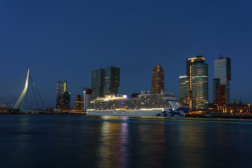 Das Kreuzfahrtschiff &quot;Enchanted Princess&quot; besucht Rotterdam. von Jaap van den Berg