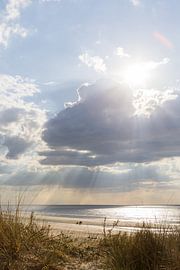 Gotteslicht – Sonne bricht über die Nordsee von Nina Thilo
