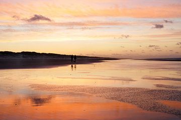 Sonnenuntergang am Strand am Wattenmeer auf Ameland.  von Gonnie van de Schans