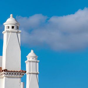 Schoorstenen op Lanzarote, Canarische Eilanden, met een wolk er achter