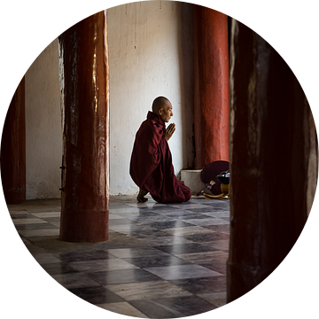 BAGHAN,MYANMAR, DECEMBER 12 2015 - Monnik in gebed in budhistische tempel in Mandelay.  van Wout Kok
