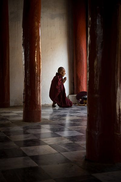 BAGHAN,MYANMAR, 12 DÉCEMBRE 2015 - Moine en prière dans un temple bouddhiste à Mandelay.  par Wout Kok