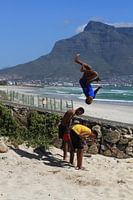 Acrobatiek op Blauberg strand nabij Kaapstad Zuid-Afrika