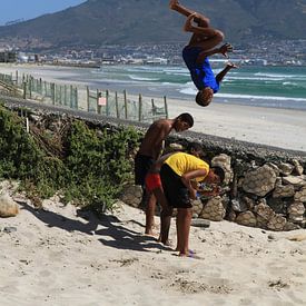 Acrobatiek op Blauberg strand nabij Kaapstad Zuid-Afrika von Jan Roodzand