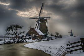 Molens in de winter met grauwe lucht by John Wiersma