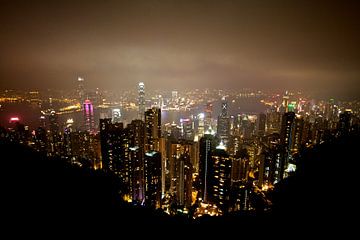 Hong Kong bij nacht gezien vanuit de Peak Tower van Thijs Schouten