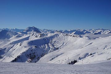 Skigebied van Kitzbühel, blik richting het westen (Tirol, Oostenrijk) van Kelly Alblas
