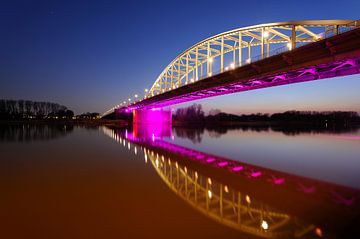 Le pont de John Frost sur le Rhin inférieur, près d'Arnhem, en soirée. sur Merijn van der Vliet