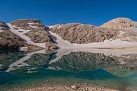 Weerspiegeling bergmeer in Italië van Bianca Kramer thumbnail