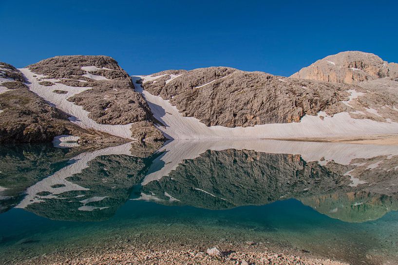 Weerspiegeling bergmeer in Italië van Bianca Kramer