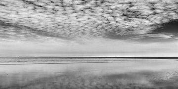 Een spiegelende Waddenzee op een windstille dag van Harrie Muis