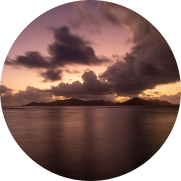 Seychellen - Uitzicht op Praslin bij zonsondergang van t.ART