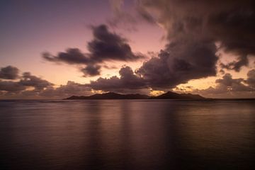 Seychellen - Uitzicht op Praslin bij zonsondergang